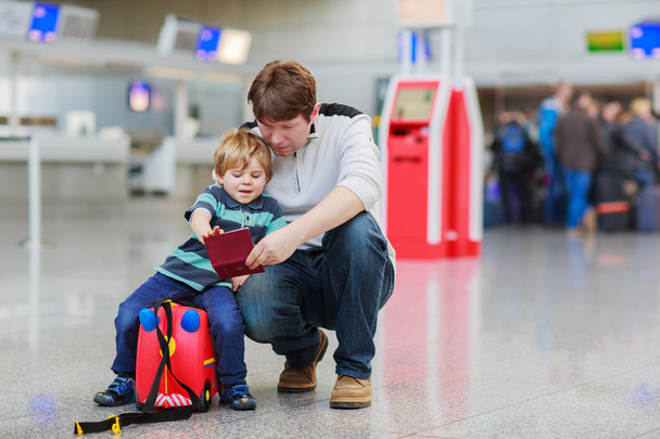 ο πατέρας και ο μικρός γιος στο αεροδρόμιο - Φωτογραφία, εικόνα