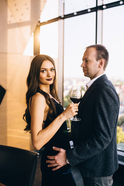 Beautiful man and woman in elegant evening clothes in classic vintage apartments. Glamour, fashion. Love concept. - Fotografie, Obrázek