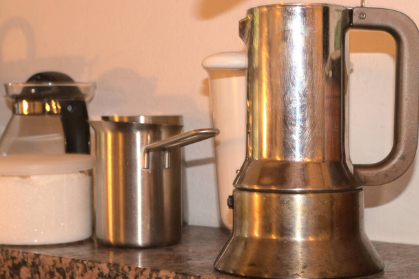 İtalyan gümüşü espresso pişirme makinesi. - Fotoğraf, Görsel
