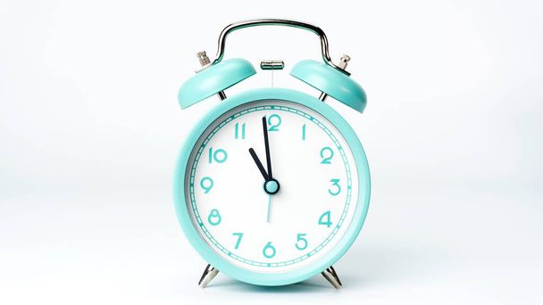 Relógio de alarme azul Onze horas isolado no fundo branco. - Foto, Imagem