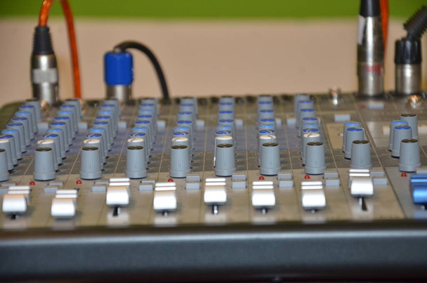 Consola de mezcla de audio profesional con faders y perillas de ajuste, foco selectivo del equipo de TV - Foto, Imagen