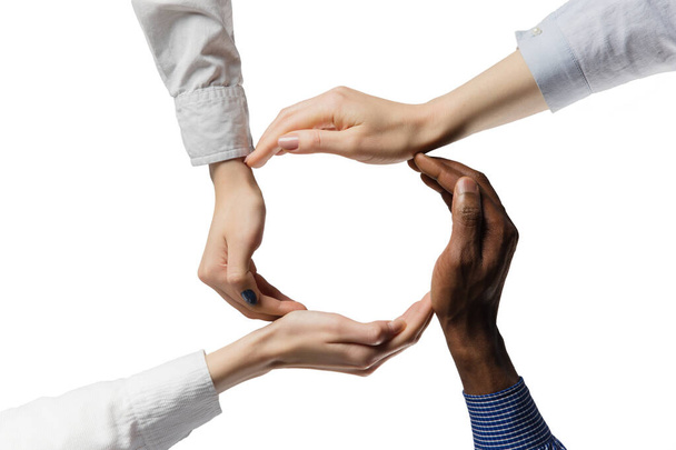 Grupo de empresarios uniendo sus manos en solidaridad. - Foto, Imagen