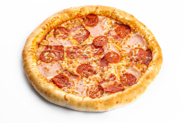 Итальянская пицца традиционная с пряными колбасами и ветчиной на белом изолированном фоне - Фото, изображение