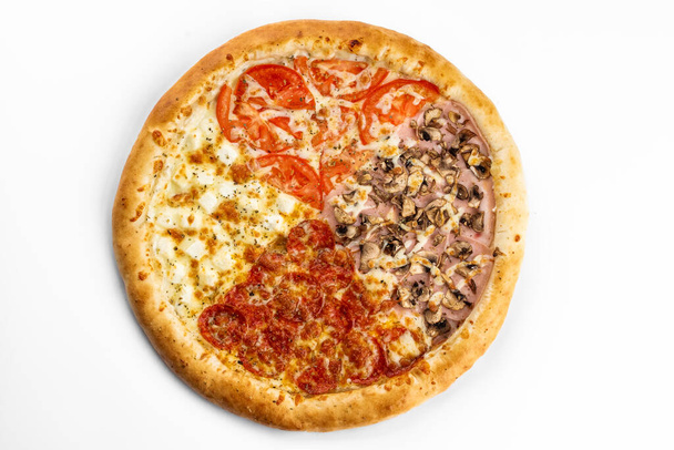 イタリアのピザは伝統的な4シーズンです。白い孤立した背景の上に - 写真・画像