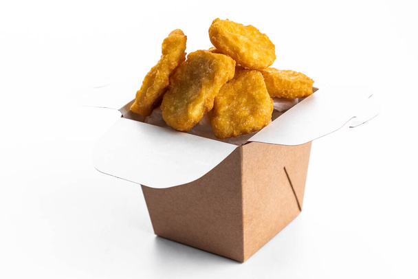 pepite di pollo nella scatola. su uno sfondo bianco isolato - Foto, immagini