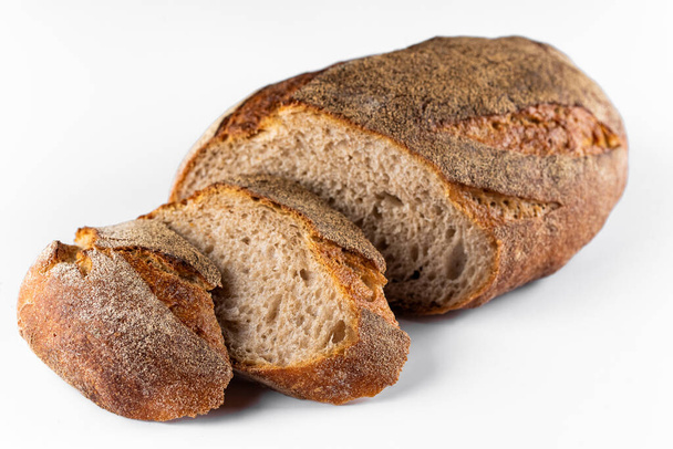 handgemaakt zelfgemaakt brood. op een witte geïsoleerde achtergrond - Foto, afbeelding