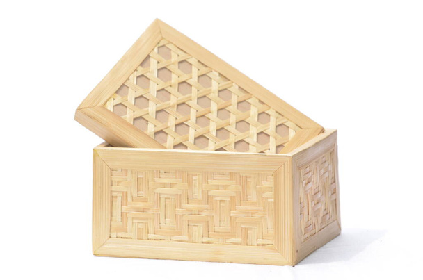 Uma caixa artesanal tradicional feita de bambu com tampa - Foto, Imagem