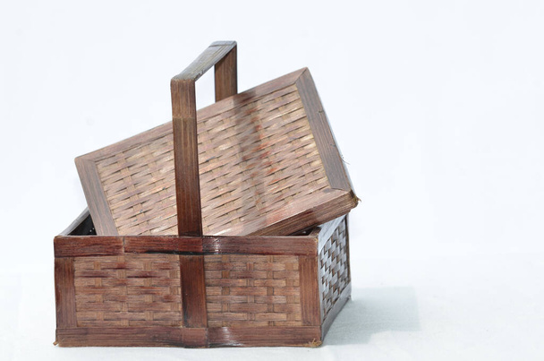 Une boîte artisanale traditionnelle en bambou avec couvercle et poignée - Photo, image