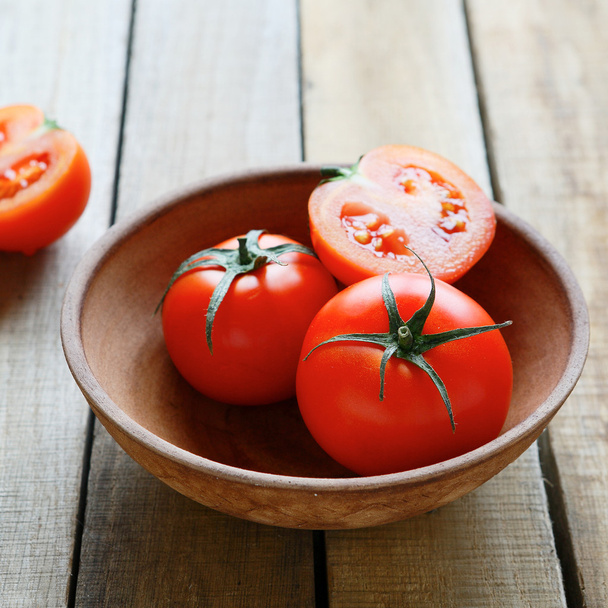 fresh tomatoes in an old bowl - Фото, зображення