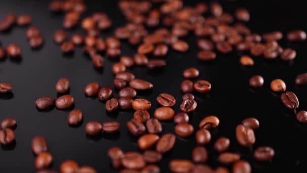 Paahdetut kahvipavut mustalla pohjalla - Materiaali, video