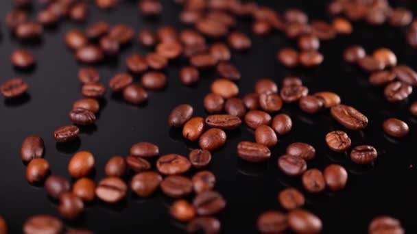 Granos de café tostados sobre fondo negro - Imágenes, Vídeo
