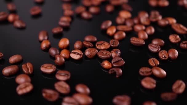 Palone ziarna kawy na czarnym tle - Materiał filmowy, wideo