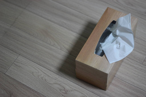 Papírzsebkendő fehér arckendővel a fa asztalon - Fotó, kép