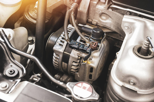 Alternator samochodowy w silniku benzynowym, część układu ładowania elektrycznego silnika samochodowego, Koncepcja części samochodowej - Zdjęcie, obraz