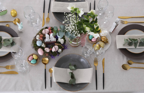 Gyönyörű húsvéti asztal beállítás ünnepi dekorációval, lapos fekvéssel - Fotó, kép