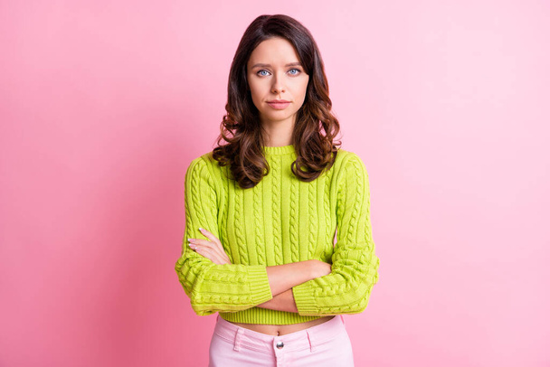 Photo of self-assured young lady folded hands look camera wear green pullover isolated pink color background - Φωτογραφία, εικόνα