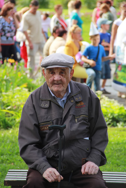 The old man sitting on a bench in park - Foto, immagini