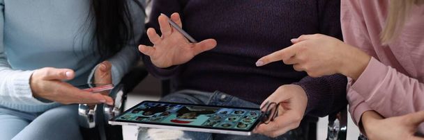 Uomo e donne fanno videochiamate su tablet. - Foto, immagini