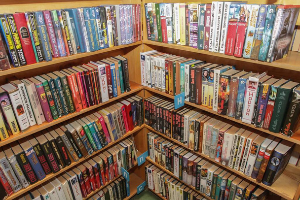 Európa, Kijev, Ukrajna - 2016. január: A városi könyvtár belseje. Könyvek a könyvtár polcain. - Fotó, kép