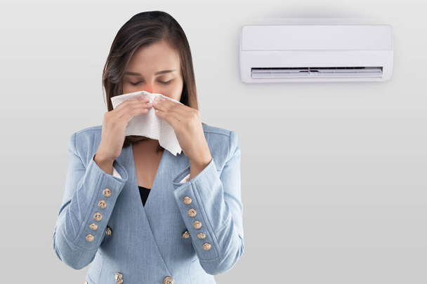 Mulher asiática está fechando o nariz porque o cheiro mofado do ar condicionado - Foto, Imagem