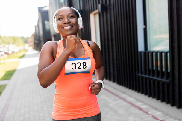 happy african american woman running marathon - Fotografie, Obrázek