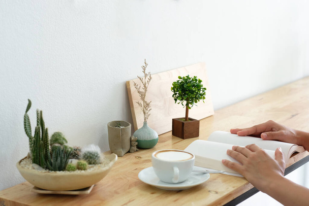 Image de maquette d'une femme lisant un livre sur une table avec des pages blanches de livre - Photo, image