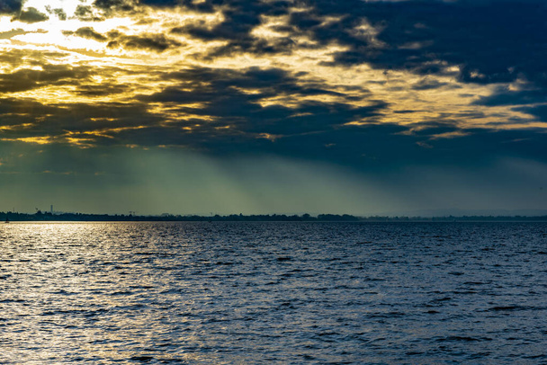 夕日の湖の印象的なパノラマと雲. - 写真・画像