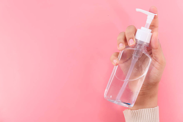 mano delle donne utilizzando gel igienizzante per prevenire il virus con spazio copia  - Foto, immagini
