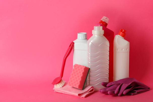 Grupo de diferentes herramientas de limpieza sobre fondo rosa - Foto, Imagen