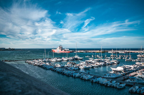 φανταστική θέα στο λιμάνι otranto και τη θάλασσα - Φωτογραφία, εικόνα