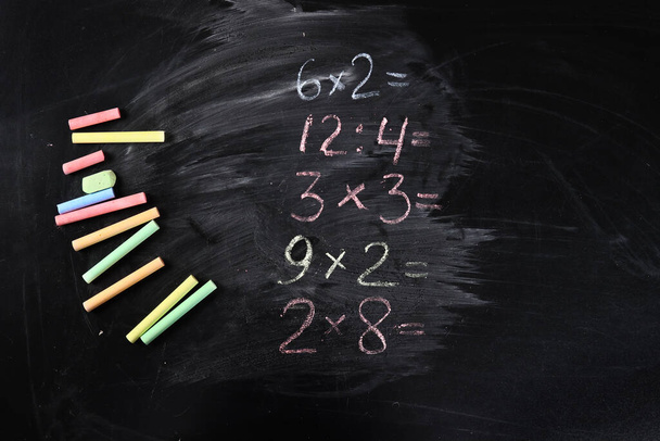primaire wiskunde formules, voorbeelden geschreven op een schoolbord met gekleurde krijtjes - Foto, afbeelding