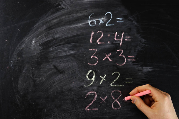 fórmulas matemáticas primárias, exemplos escritos em um quadro negro com lápis de cor - Foto, Imagem