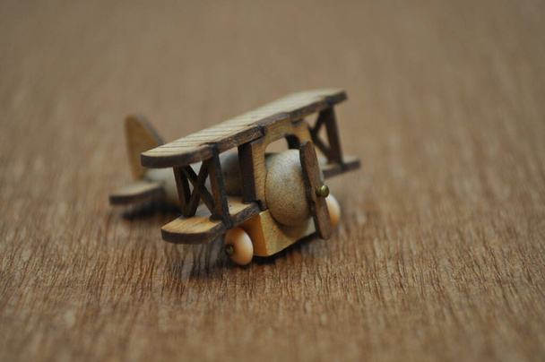Close-up creatieve opnamen van kleine houten vliegtuigmodellen handgemaakt van hout, ongeveer 3 cm x 2 cm groot - Foto, afbeelding