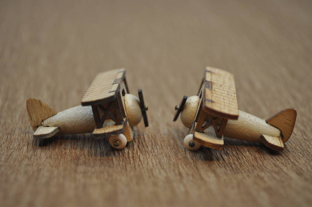 Primeros planos creativos de pequeños modelos planos de madera hechos a mano de madera, alrededor de 3cm X 2cm de tamaño - Foto, imagen