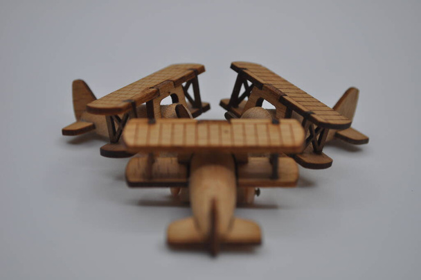 Закройте творческие снимки небольших моделей деревянных плоскостей, сделанных вручную из дерева, размером около 3 см х 2 см - Фото, изображение
