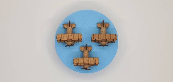Gros plan des plans créatifs de petits avions en bois fabriqués à la main à partir de bois, d'environ 3cm X 2cm de taille - Photo, image
