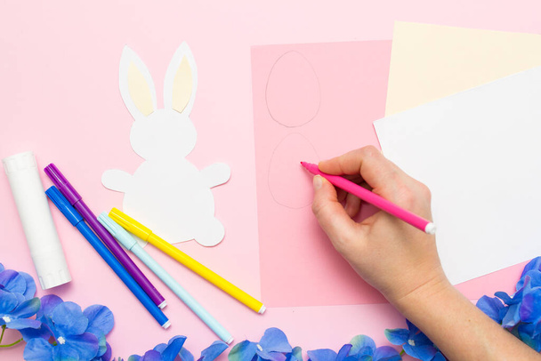 Pascua de bricolaje. Conejo de Pascua hecho de papel. Instrucción paso a paso - Foto, Imagen