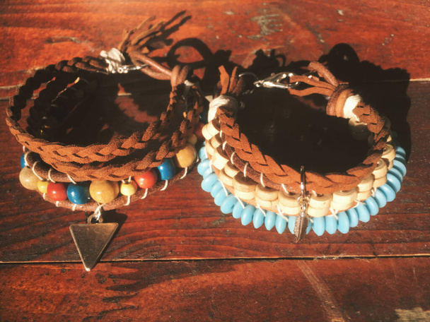 Pulseira americana nativa embrulhada, jóias tribo urbana no fundo de madeira.  - Foto, Imagem