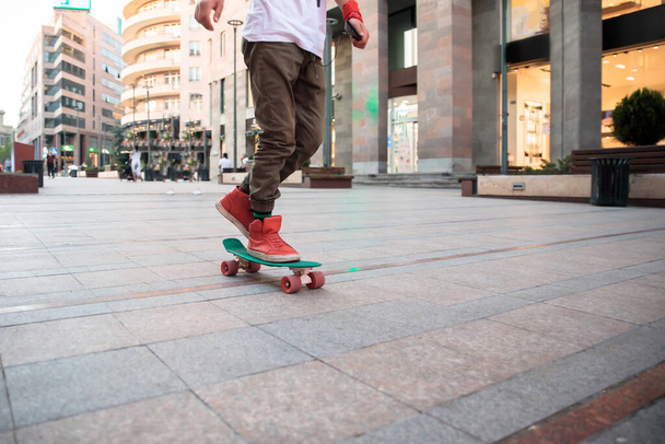man ride a skateboard in the stree - Φωτογραφία, εικόνα