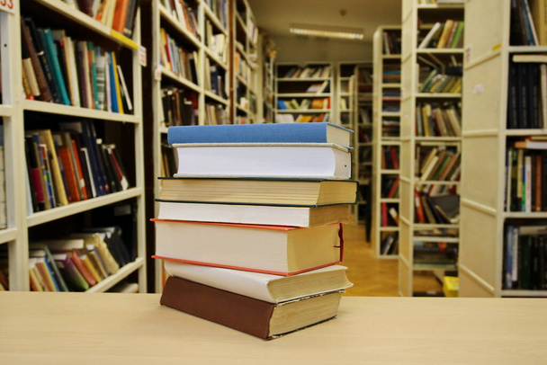 Bücherstapel auf dem Tisch in der Bibliothek - Foto, Bild