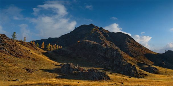 Russland. Bergaltai. Ausdrucksstarke Grafiken der Herbstsonne auf den Felsen der Gebirgsketten. - Foto, Bild