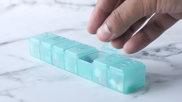 Nahaufnahme des Einfüllens von Pillen in einer Tablettenbox  - Filmmaterial, Video