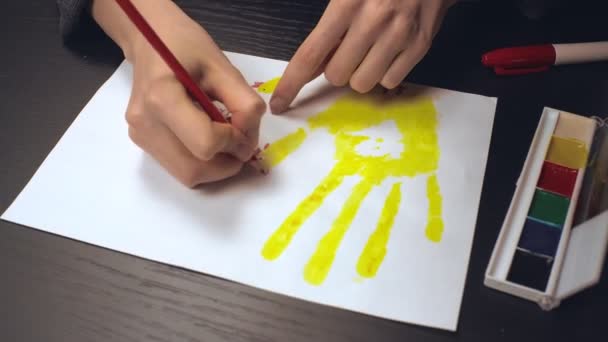Vrouwenhanden met een manicure tekenen een potloodtekening. - Video