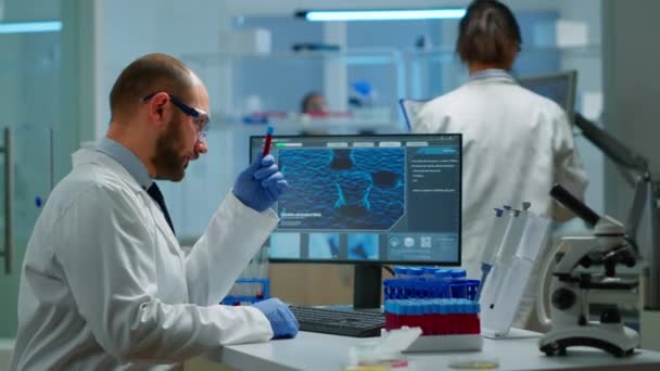 Badacz pracujący w badaniach laboratoryjnych i próbce choroby koronowej eksperymentu - Materiał filmowy, wideo