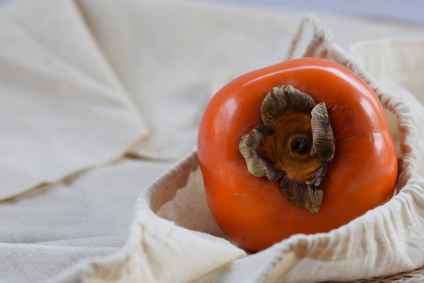 Closeup de fruto de cáqui fresco que cor-de-laranja vermelha brilhante. Está disponível em países do leste asiático como o Japão e importado para a Índia - Foto, Imagem