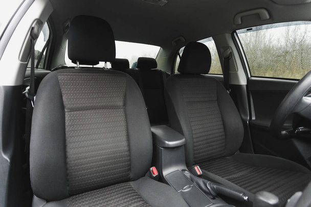 Interior del coche, parte de los asientos delanteros, cerca - Foto, imagen