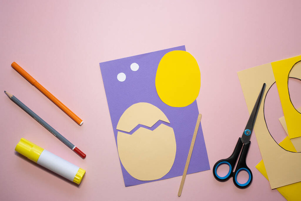 Пасхальні листівки у формі яйця. Як робити дитячі паперові вироби. Крок 4. Простий творчий арт-проект. Крок за кроком інструкцій. Домашні паперові додатки. ЗАПИТАННЯ. - Фото, зображення