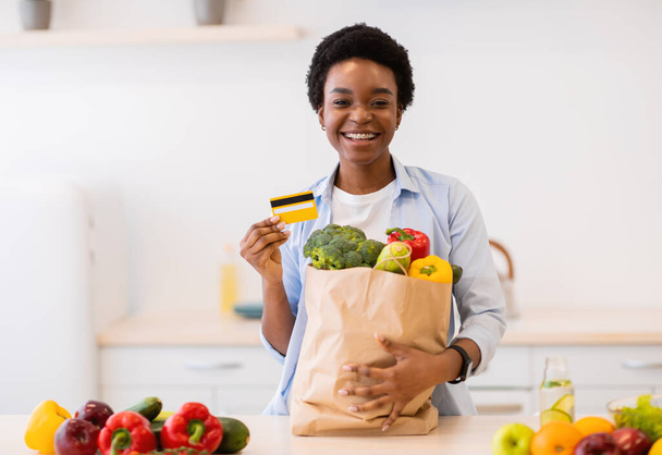 Kadın Kredi Kartı ve Market Alışveriş Çantası Mutfakta - Fotoğraf, Görsel