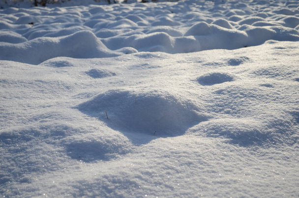 hermoso fondo de pantalla de patrón de nieve para escritorio, Textura de nevada sobre roca. colección de nieve fresca en el suelo, nevadas frescas - Foto, Imagen