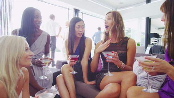Naispuoliset ystävät nauravat ja nauttivat cocktaileista
 - Materiaali, video